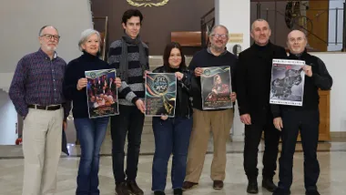 Organizadores y delegada de Chiclana sostienen el cartel del Festival Jamba de Jazz en sus manos.