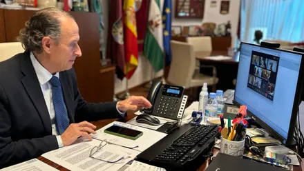 José María Román en su despacho en videoconferencia.