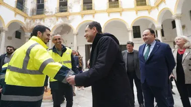 El presidente de la Junta, Juanma Moreno Bonilla, durante su visita a Valcárcel. Foto: Eulogio Garcia.