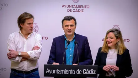 El alcalde de Cádiz, Bruno García, junto al teniente de alcalde de Asuntos Sociales, Pablo Otero, y a la de Hacienda, Mayte González.