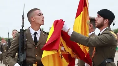 Momento en el que un soldado jura besando la bandera.