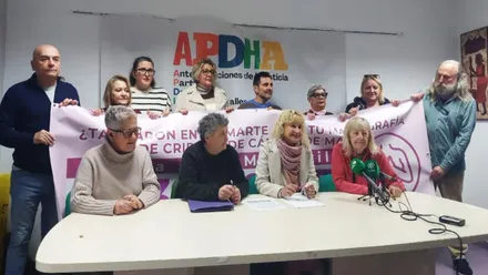 Personas sentadas en una mesa presentando "Llama Amama".