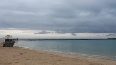 La Policía Local ha tenido que desalojatr el Paseo Fernando Quiñones ante la llegada del temporal. Foto: José Luis Porquicho Prada.