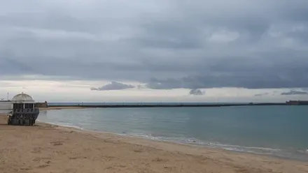 La Policía Local ha tenido que desalojatr el Paseo Fernando Quiñones ante la llegada del temporal. Foto: José Luis Porquicho Prada.