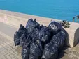 La Autoridad Portuaria limpia la Punta de San Felipe eliminando 540 kilos de basura en la Bahía de Cádiz