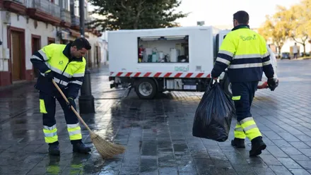 Dos operarios limpiando en Puerto Real.