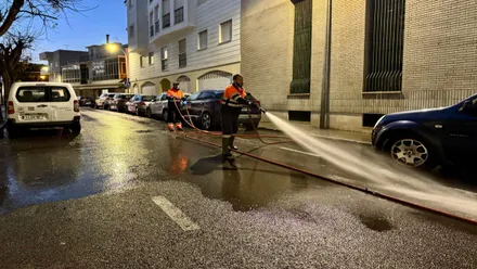 Operarios de la limpieza de Rota limpiando con una manguera las calles de la ciudad.