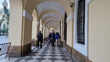 Los primeros de la cola de las entradas de semifinales del COAC 2026 a los pocos minutos de anunciarse. Foto: José Luis Porquicho Prada.