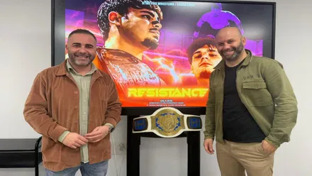 Fede Díaz presenta el cartel de la lucha libre en Chiclana junto al organizador.