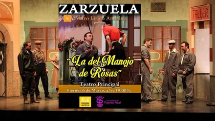 Obra de teatro "La del Manojo de rosas", escenario con actores y delante de ellos el cartel.