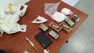 Droga y cuchillo, balanza y bolsas sobre una mesa de la Guardia Civil.