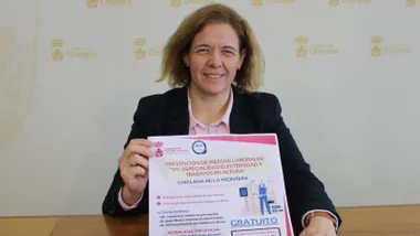 Manuela Pérez sostiene en sus manos el cartel de los cursos en Chiclana.