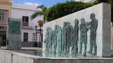 Monumento, en cemento y bronce, a las Cortes de 1810 en San Fernando.