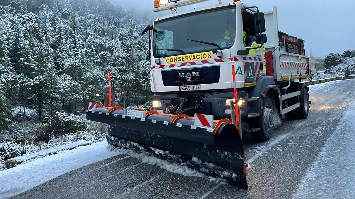 Operarios de mantenimiento vial trabajando para reabrir una de las váis cortadas. Foto: Canal Sierra de Cádiz.