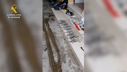 Redes, cepos y otros materiales ilegales incautados por la Guardia Civil, por el SEPRONA.