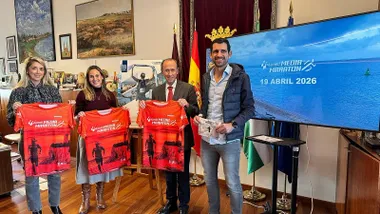 El alcalde de Chiclana junto a organizadores con la camiseta de la prueba deportiva.