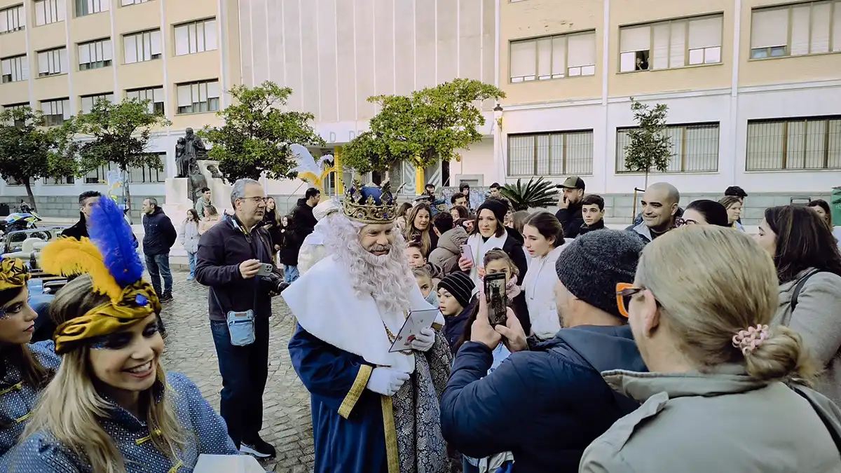 Melchor saluda en la Plaza de Fragela de Cádiz. Foto: José Luis Porquicho Prada.