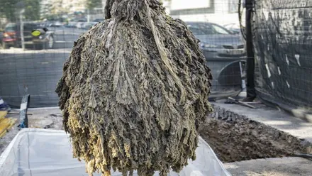 Tapón llamado "monstruo de toallitas".