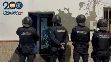 Policías nacionales interviniendo en narcopiso.