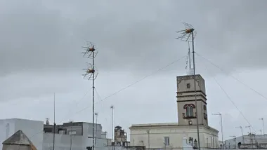 Nubes sobre la Torre Tavira de Cádiz en este lluvioso domingo 25 de enero. Foto: José Luis Porquicho Prada.