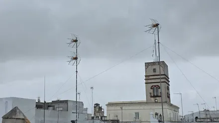 Nubes sobre la Torre Tavira de Cádiz en este lluvioso domingo 25 de enero. Foto: José Luis Porquicho Prada.