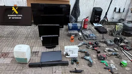 Diferentes objetos robados colocados en el suelo por la Guardia Civil: herramientas, televisores.