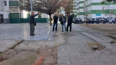 Integrantes de Adelante Izquierda Gaditana junto a representantes vecinales observan elestado de la calle Arillo.
