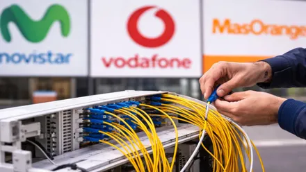 Diferentes operadoras de telefonía móvil y un operario manipulando fibra.