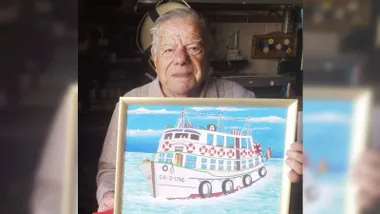 En la manos de Ortega Pintor el cuadro de El Vaporcito.