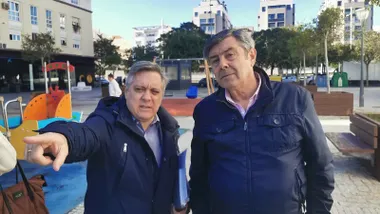 El portavoz del PSOE, Óscar Torres, con el presidente de la AVV de Segunda Aguada, Antonio Peinado.