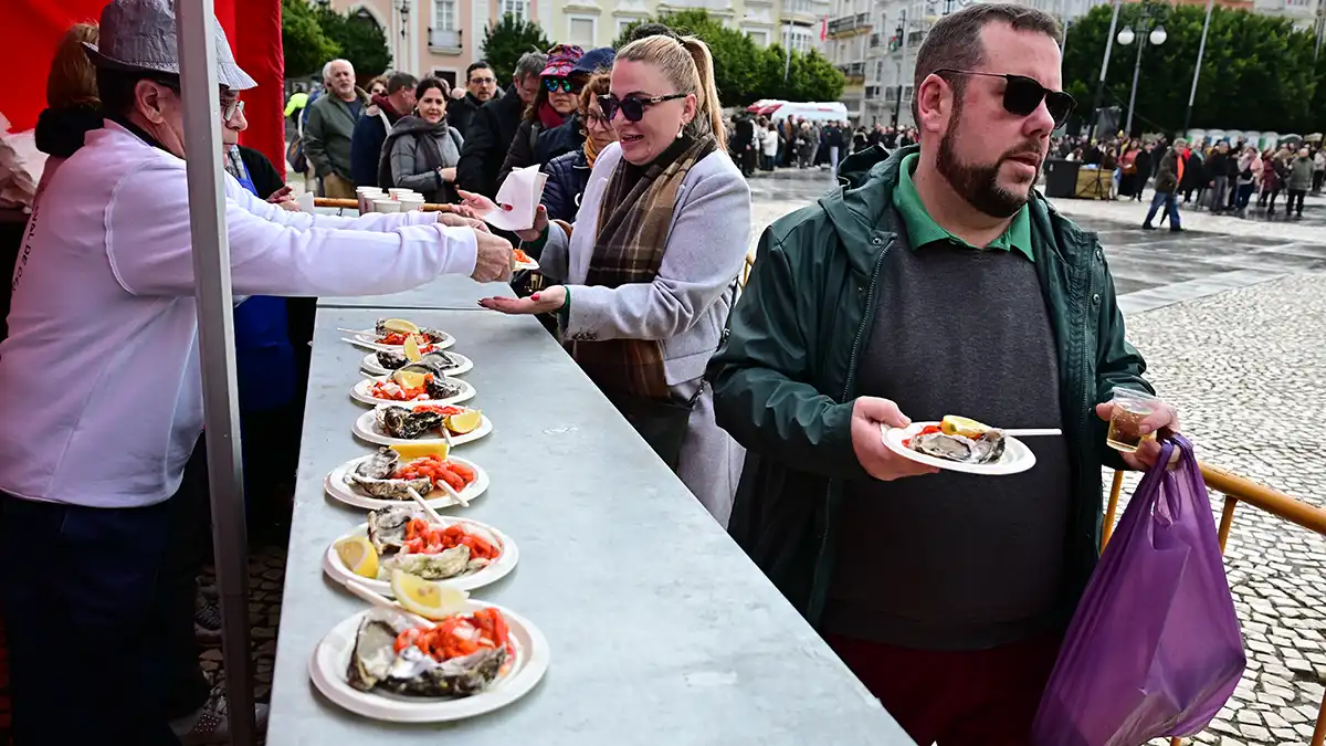 El público no faltó a su cita con los ostiones. Foto: Eulogio García.