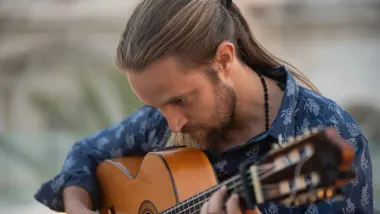 El desaparecido guitarrista Pablo Domínguez tocando en un chiringuito de playa
