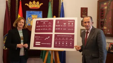 Datos del paro en Chiclana en una pizarra junto al alcalde y la edil.