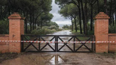 Cinta roja y blanca de plástico cerrando el parque en El Puerto de Santa María.