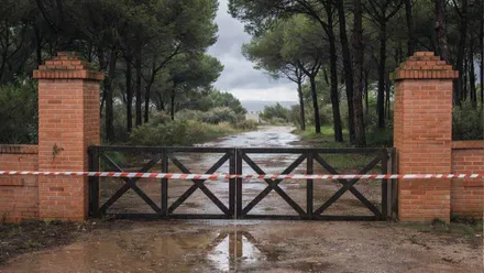 Cinta roja y blanca de plástico cerrando el parque en El Puerto de Santa María.