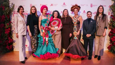 posados con trajes de flamenca con un carácter étnico entroncado con África.
