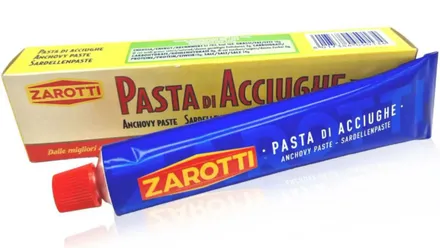 Pasta de anchoas en un envase de color azul y amarillo.