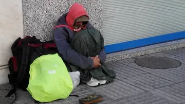 Una persona sin hogar pidiendo en Cádiz. Foto: Eulogio García.