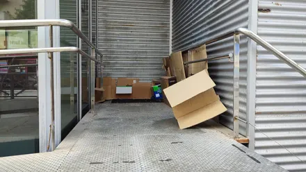 Pertenencias de una persona sin hogar en Cádiz. Foto: Eulogio García.