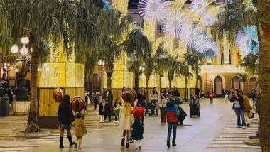 Plaza de San Juan de Dios con alumbrado de Navidad y varias familias con pequeños paseando o haciéndose fotos