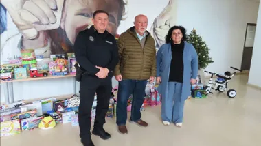 Policía Local de Rota haciendo donación de juguetes.