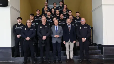 Posado de los 20 nuevos agentes en las escaleras del Ayuntamiento junto al alcalde de Chiclana.