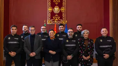 Patricia Cavada, alcaldesa de San Fernando, posa con los nuevos gestores de la Policía.