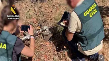 Tubería de un pozo ilegal siendo fotografiada por dos agentes del Seprona.
