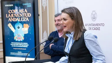 La teniente de alcalde de Fiestas y Carnaval, Beatriz Gandullo, y el delegado territorial de la Junta de Andalucía, Alfonso Candón, durante la presentación del cartel de la segunda edición del premio ‘Coplas a la Juventud Andaluza’ en el Ayuntamiento de Cádiz.