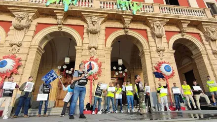 Policías locales de San Fernando protestando.