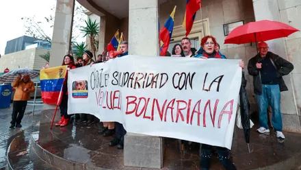 Manifestantes portando banderas venezolanas.