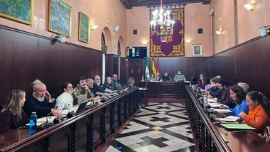 Salón del Ayuntamiento de Puerto Real con los políticos reunidos.
