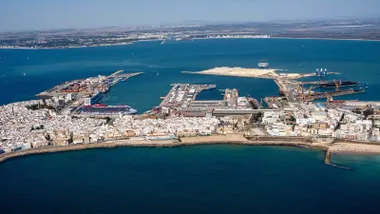 Vista del puerto de Cádiz junto con gran parte de la ciudad en esa zona y la playa.