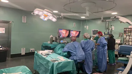 Cirujanos operando en un quirófano del Hospital de Jerez.